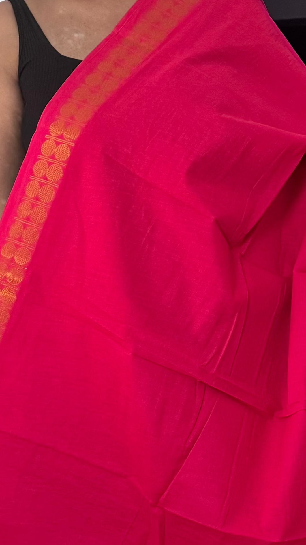 Rani pink sungudi cotton saree with chakra gold motifs border