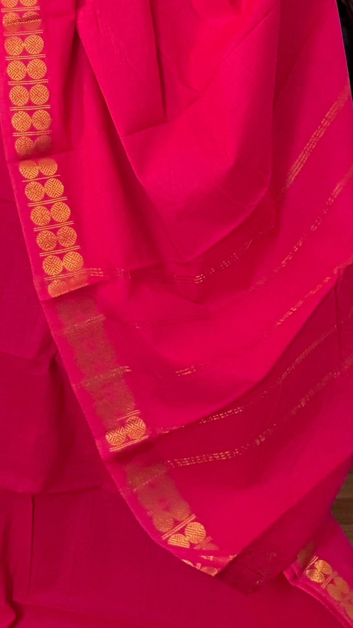 Rani pink sungudi cotton saree with chakra gold motifs border